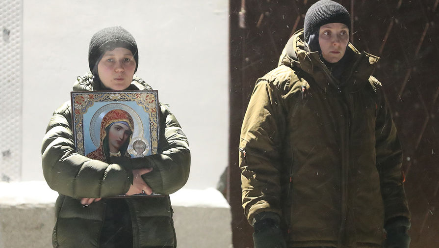 Сторонники бывшего схимонаха Сергия (Николая Романова) на&nbsp;территории Среднеуральского женского монастыря в&nbsp;Свердловской области, 29 декабря 2020 года