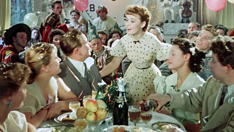 Люся Гурченко (Лена Крылова) после фильма «Карнавальная ночь» проснулась идеалом советской девушки. Осиная талия в&nbsp;48 сантиметров, лучезарная улыбка и задорные кудри – такой Гурченко выпорхнула на&nbsp;орбиту народной популярности. По&nbsp;сценарию ее персонаж был плохо прописан и вообще не играл особой роли, но молодая актриса смогла вывести свою героиню на&nbsp;первый план.