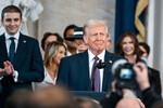 Во время церемонии инаугурации Дональда Трампа в ротонде Капитолия США, 20 января 2025 года