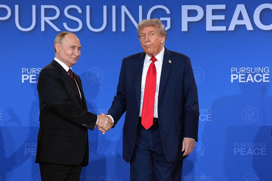 Президент России Владимир Путин и президент США Дональд Трамп в&nbsp;финале пресс-конференции на&nbsp;объединенной базе Эльмендорф-Ричардсон в&nbsp;Анкоридже, Аляска, 15&nbsp;августа 2025&nbsp;года