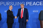 Президент России Владимир Путин и президент США Дональд Трамп в финале пресс-конференции на объединенной базе Эльмендорф-Ричардсон в Анкоридже, Аляска, 15 августа 2025 года
