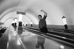 <b>Никита Михалков в роли метростроевца Николая на съемках фильма «Я шагаю по Москве» (1964)</b>
<br><br>
Никита Михалков оказался на съемочной площадке фильма «Я шагаю по Москве» благодаря рекомендации сценариста Геннадия Шпаликова, который дружил с его старшим братом Андреем Кончаловским. Поначалу режиссер Георгий Данелия скептически отнесся к предложению соавтора, поскольку помнил Михалкова еще подростком, совсем не подходящим на роль рабочего-метростроевца. К тому же худсовет уже одобрил кандидатуру Виталия Соломина. Но когда повзрослевший Никита пришел на пробы, режиссер изменил свое мнение.