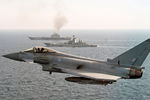Истребитель Королевских ВВС типа Typhoon сопровождает российские корабли в Ла-Манше, 25 января 2017 года