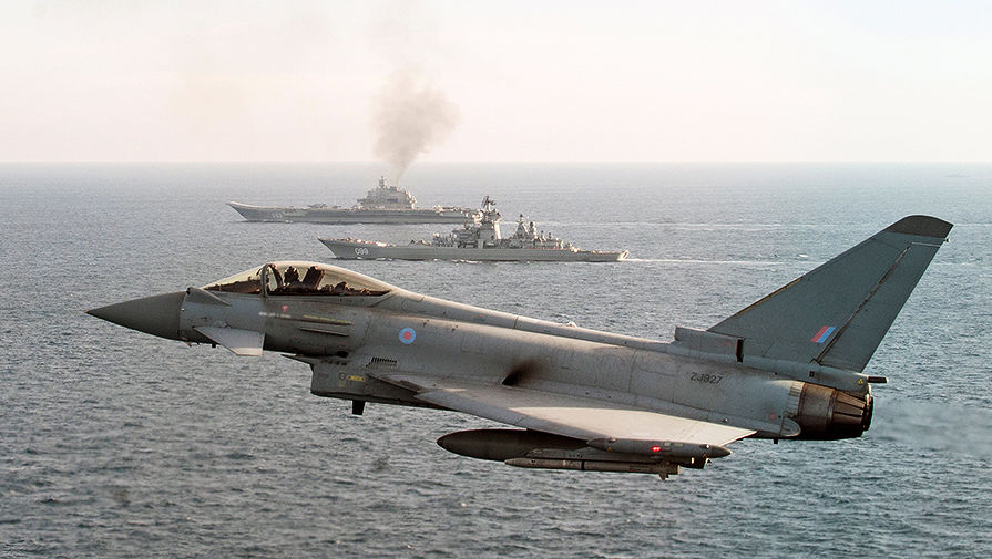 Истребитель Королевских ВВС типа Typhoon сопровождает российские корабли в&nbsp;Ла-Манше, 25&nbsp;января 2017&nbsp;года
