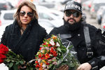 Россия. Москва. Вокалист группы «Премьер-министр» Жан Григорьев-Милимеров со спутницей во время церемонии прощания с певицей Юлией Началовой на Троекуровском кладбище, 21 марта 2019 года