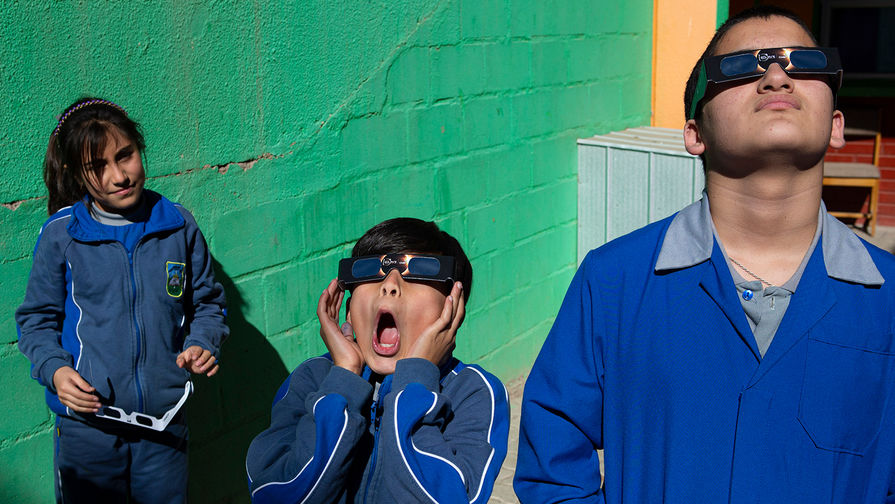 Дети около школы в чилийском поселке Ла-Игера накануне солнечного затмения, 1 июля 2019 года