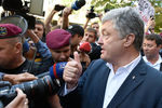 Бывший президент Украины Петр Порошенко у здания Государственного бюро расследований (ГБР) в Киеве, 12 августа 2019 года