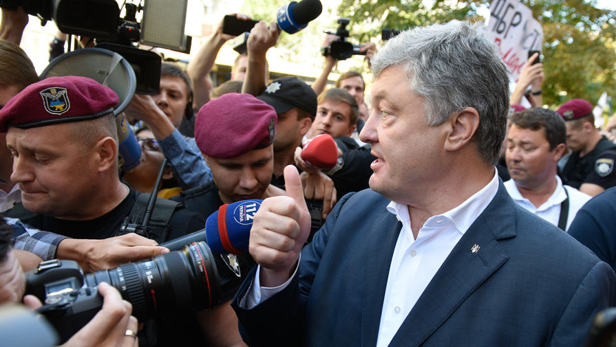 Бывший президент Украины Петр Порошенко у здания Государственного бюро расследований (ГБР) в Киеве, 12 августа 2019 года