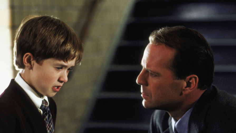 Хэйли Джоэл Осмент и Брюс Уиллис в фильме «Шестое чувство» (1999)