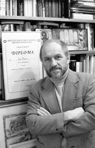 Лев Дуров с дипломом Национального политехнического института в Мехико, полученным за роли в фильме «Успех» и укрепление дружбы между СССР и Мексикой, 1988 год