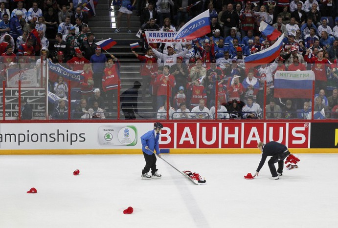Шапки, брошенные на лед после хет-трика