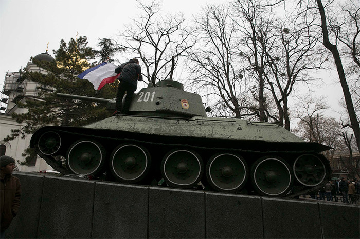 Участник митинга у здания Верховного совета Крыма в Симферополе