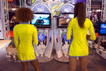 Стендистки играют в Nintendo Wii во время выставки видеоигр в Париже, 2009 год