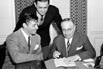 Актер Кларк Гейбл, продюсер Дэвид О. Селзник и глава студии MGM Луис Б. Майер подписывают контракт на производство фильма «Унесенные ветром» в Лос-Анджелесе, 1938 год