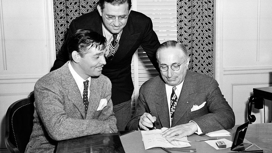 Актер Кларк Гейбл, продюсер Дэвид О. Селзник и глава студии MGM Луис Б. Майер подписывают контракт на производство фильма «Унесенные ветром» в Лос-Анджелесе, 1938 год