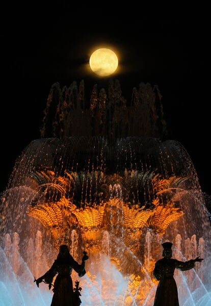 Луна над&nbsp;фонтаном &laquo;Дружба народов&raquo; на&nbsp;ВДНХ, 13&nbsp;июля 2022&nbsp;года