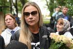 Актриса Мария Миронова перед церемонией прощания с народным артистом РСФСР Глебом Панфиловым в храме Усекновения главы Иоанна Предтечи у Новодевичьего монастыря в Москве, 30 августа 2023 года