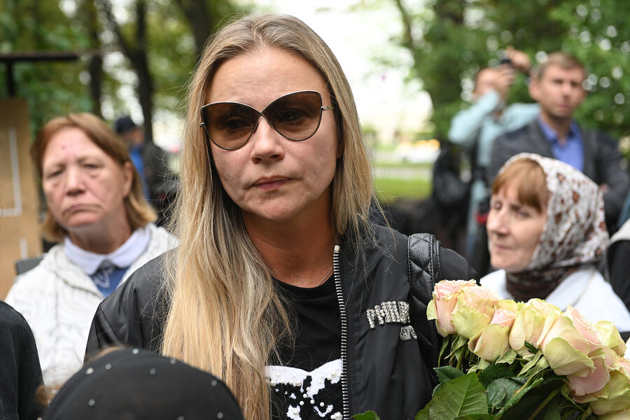 Актриса Мария Миронова перед&nbsp;церемонией прощания с&nbsp;народным артистом РСФСР Глебом Панфиловым в&nbsp;храме Усекновения главы Иоанна Предтечи у&nbsp;Новодевичьего монастыря в&nbsp;Москве, 30&nbsp;августа 2023&nbsp;года
