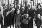 Семья Никиты Хрущева (слева направо): Алексей Аджубей, дочери Н.С. Хрущева Елена и Рада, жена Нина Петровна, внуки Алеша Никита и Ваня, Н.С. Хрущев, сын Сергей, невестка Галина, внук Никита, 1963 год