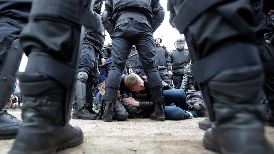 Задержание участника протестной акции в Санкт-Петербурге, 5 мая 2018 года