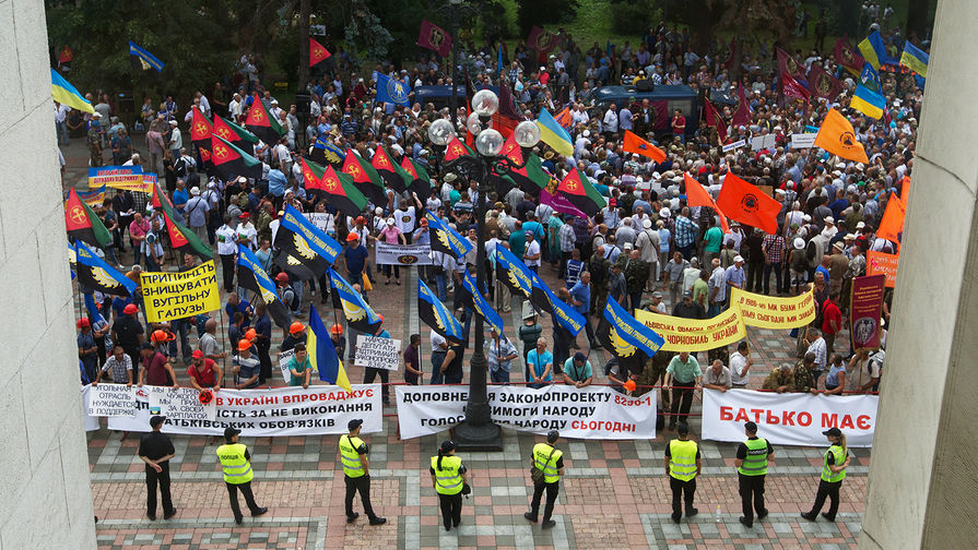 Столкновения митингующих с полицией у здания Рады Украины в Киеве, 19 июня 2018 года