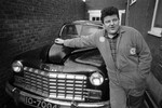 Робби Колтрейн в Килберне со своим автомобилем Dodge, Лондон, 1980 год