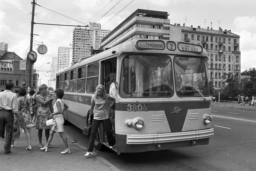 Московский троллейбус на&nbsp;проспекте Калинина (сейчас улица Воздвиженка), 1972&nbsp;год