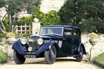 <b>Twenty</b>
<br><br>
Один из первых автомобилей Rolls-Royce – седан и кабриолет Twenty. Он выпускался с 1922 по 1929 год, всего за эти 7 лет было продано 2940 автомобилей. Только шасси и основные комплектующие для этого автомобиля выпускал сам Rolls-Royce, кабину делал сторонний поставщик. Это позволяло клиенту еще на этапе постройки машины заказать любой интерьер по своему желанию. Именно с этого автомобиля компания и взяла курс на глубоко индивидуальный подход к индивидуальному заказу в соответствии со вкусом и кошельком клиента.
