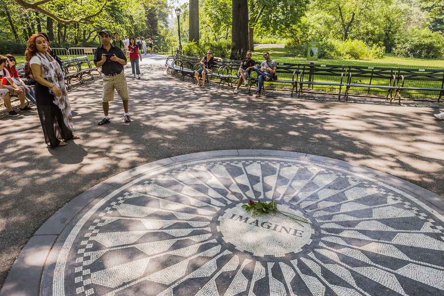 Мемориал в&nbsp;память о&nbsp;музыканте Джоне Ленноне в&nbsp;центральном парке Нью-Йорка