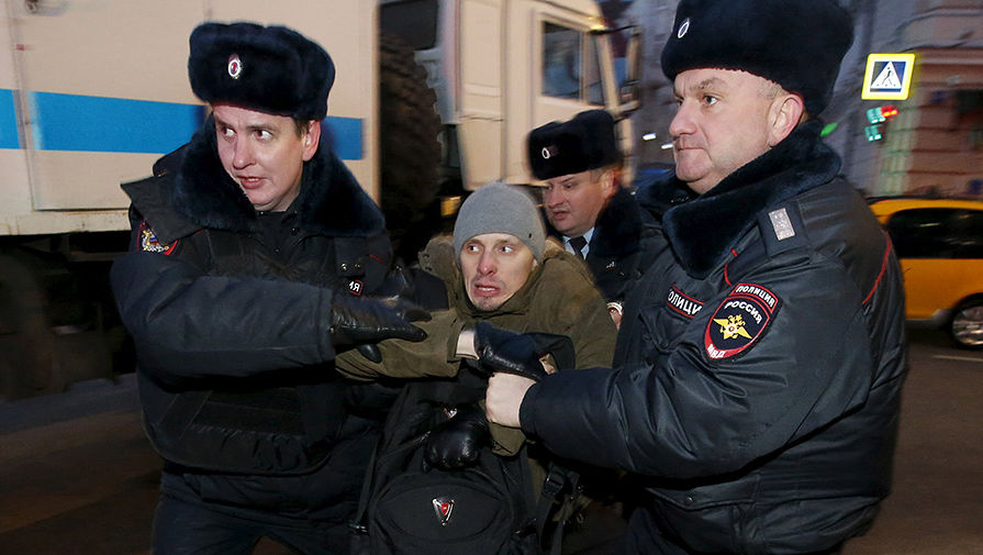 Правоохранители задерживают валютных ипотечников, которые проводят не согласованную с властями акцию у здания Центробанка на Неглинной улице