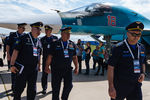 Первый день работы авиасалона МАКС-2017 в подмосковном Жуковском, 18 июля 2017 года. Главнокомандующий Воздушно-космическими силами Российской Федерации Виктор Бондарев (в центре)