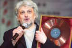 Творческое наследие Вячеслава Добрынина насчитывает более 1000 песен, многие из них вошли в репертуар звезд российской и советской эстрады. Примечательно, что сам он признавался, что не помнит и половины сочиненного. <b>На фото:</b> Вячеслав Добрынин с «Золотым диском, врученным ему еще студией граммзаписи «Мелодия» за выпуск более ста пятидесяти тысяч пластинок с его песнями, 2001 год