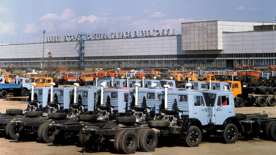 Автомобили &laquo;КамАЗ&raquo; на&nbsp;стоянке перед&nbsp;заводом, 1982&nbsp;год