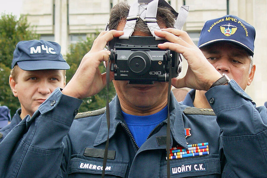 Министр МЧС России Сергей Шойгу во время инспекции пожарных частей Ярославля, 16&nbsp;сентября 2003&nbsp;года