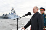 Президент РФ, верховный главнокомандующий Владимир Путин и министр обороны РФ Сергей Шойгу во время осмотра кораблей в Финском заливе перед началом Главного военно-морского парада по случаю Дня Военно-морского флота РФ, 25 июля 2021 года