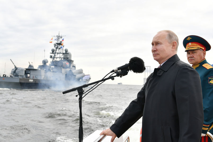 Президент РФ, верховный главнокомандующий Владимир Путин и министр обороны РФ Сергей Шойгу во время осмотра кораблей в&nbsp;Финском заливе перед&nbsp;началом Главного военно-морского парада по&nbsp;случаю Дня Военно-морского флота РФ, 25&nbsp;июля 2021&nbsp;года