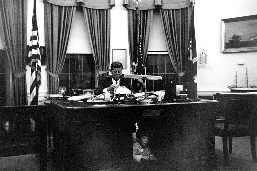 Джон Кеннеди с&nbsp;сыном в&nbsp;Овальном кабинете Белого дома в&nbsp;Вашингтоне, 1963&nbsp;год
