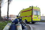 Автомобиль скорой помощи у поврежденного во время массированной атаки БПЛА жилого многоквартирного дома, Курск, 15 апреля 2025 года