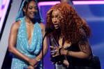 Американская певица SZA получает награду во время церемонии вручения премии American Music Awards 2025 в Лас-Вегасе, США, 26 мая 2025 года