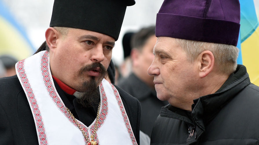 Священнослужители перед началом «объединительном соборе» на Софийской площади в Киеве, 15 декабря 2018 года