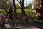 Цвету к месту трагедии приносили молодежь, родители с маленькими детьми и пожилые люди