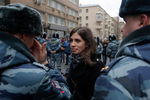Участница панк-группы Pussy Riot Надежда Толоконникова (признана в РФ иностранным агентом) у Замоскворецкого суда города Москвы