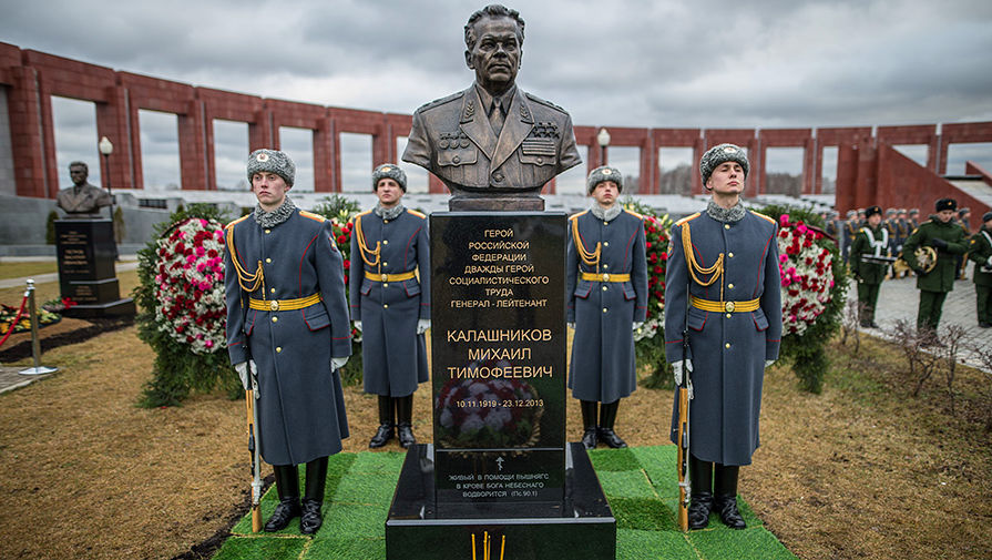 Памятник Михаилу Калашникову, открытие которого состоялось на военном мемориальном кладбище в Мытищах в Московской области