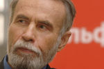 Писатель Владимир Маканин во время пресс-конференции в Государственной Третьяковской галерее в Москве, 2007 год