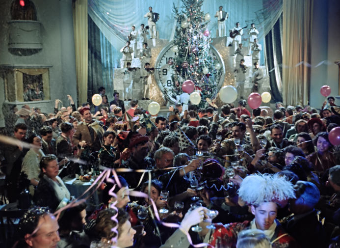 Трудно поверить, но «Карнавальная ночь» могла вообще не выйти на&nbsp;экраны. После того как Рязанов показал на&nbsp;худсовете отснятые отрывки, мэтры забраковали материал. «Скучно»; «Бездарно», &mdash; вынесли свой вердикт маститые режиссеры. Лишь благодаря поддержке Ивана Пырьева Рязанова не сняли со съемок и дали ему завершить работу над&nbsp;картиной. В&nbsp;итоге «Карнавальная ночь» стала лидером проката 1956-го и была признана «Фильмом года – 1957».