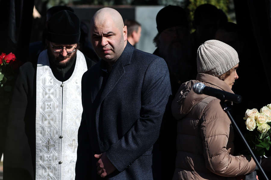 Сын Жириновского Олег Эйдельштейн и дочь Жириновского Анастасия Петрова во время панихиды по&nbsp;лидеру ЛДПР Владимиру Жириновскому на&nbsp;Новодевичьем кладбище в&nbsp;Москве, 14&nbsp;апреля 2022&nbsp;года 