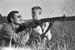 <b>Никита Михалков и Сергей Никоненко (рядовой Андрей) на съемках фильма «Спокойный день в конце войны» (1970)</b>
<br><br>
Еще в ходе съемок в фильме «Я шагаю по Москве» Никита Михалков решил поступить на актерский факультет и к премьере уже был студентом Щукинского училища. Во время учебы он продолжал сниматься в кино, что было запрещено, поэтому попал в списки на отчисление и перевелся на второй курс режиссерского факультета ВГИКа. Дипломной работой Михалкова стала короткометражка «Спокойный день в конце войны». Сценарий к ней написал Рустам Ибрагимбеков на основе своей повести «Спокойный день».