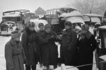 10 декабря 1941 года. Командующий 16-й армией генерал-лейтенант Константин Рокоссовский (второй слева), член Военного совета Алексей Лобачев и писатель Владимир Ставский осматривают захваченную советскими войсками технику противника