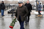 Предприниматель Алимжан Тохтахунов во время церемонии прощания с певицей Юлией Началовой на Троекуровском кладбище, 21 марта 2019 года