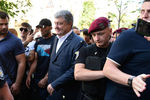 Бывший президент Украины Петр Порошенко у здания Государственного бюро расследований (ГБР) в Киеве, 12 августа 2019 года